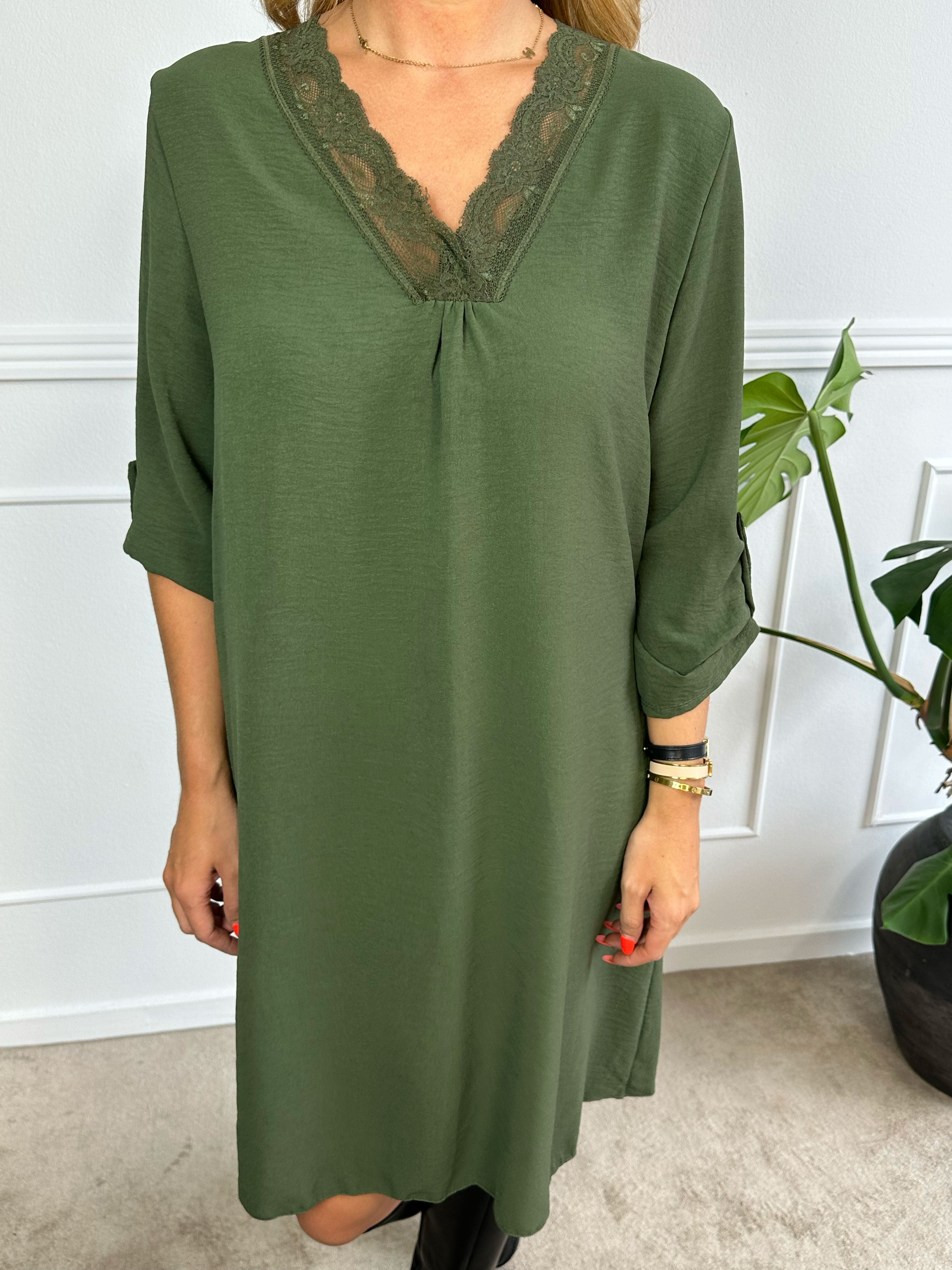 Elly Long - Simpel kjole med blondekant